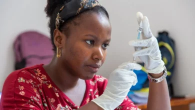 Preparing the vaccine: outlook seems optimistic with vaccines. © Tom Wilkinson/University of Oxford
